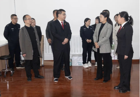 山西文水县委常委、政法委书记惠慧一行在开栅人民法庭调研
