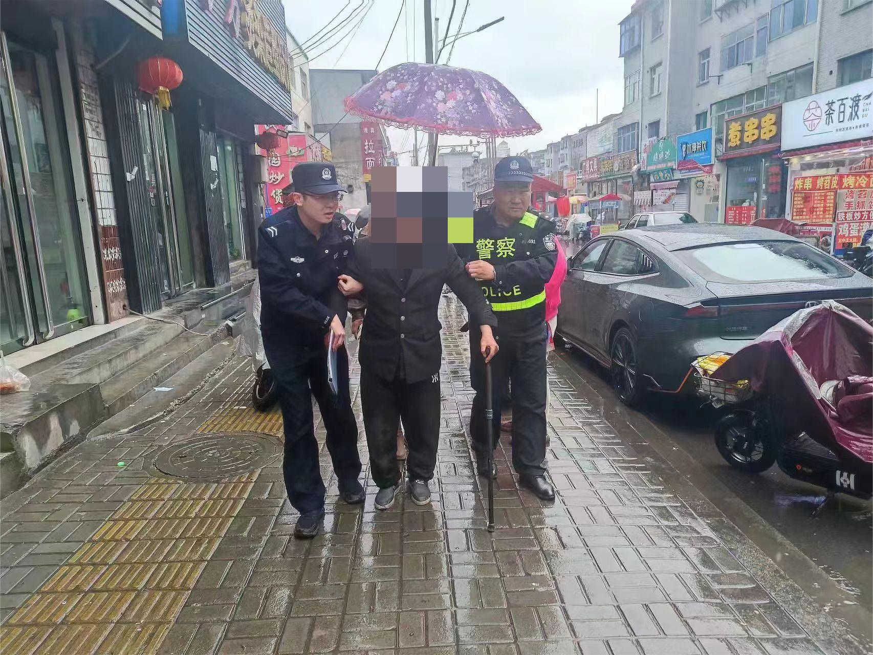 山西介休公安西南所：老人雨天不慎摔倒民警暖心及时救助