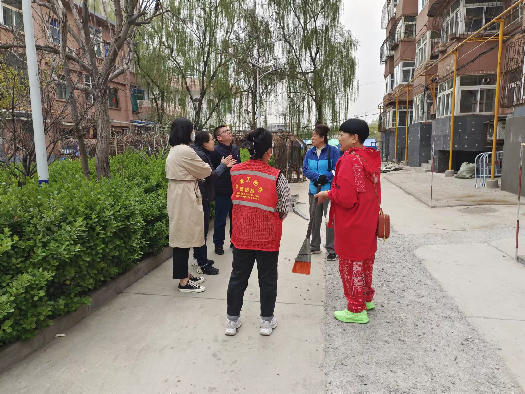 太原太白社区：实地走访听取民意  深入了解旧房改造