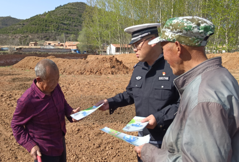 【平安晋中二号】山西和顺县公安局交警深入田间地头开展交通安全知识宣传活动