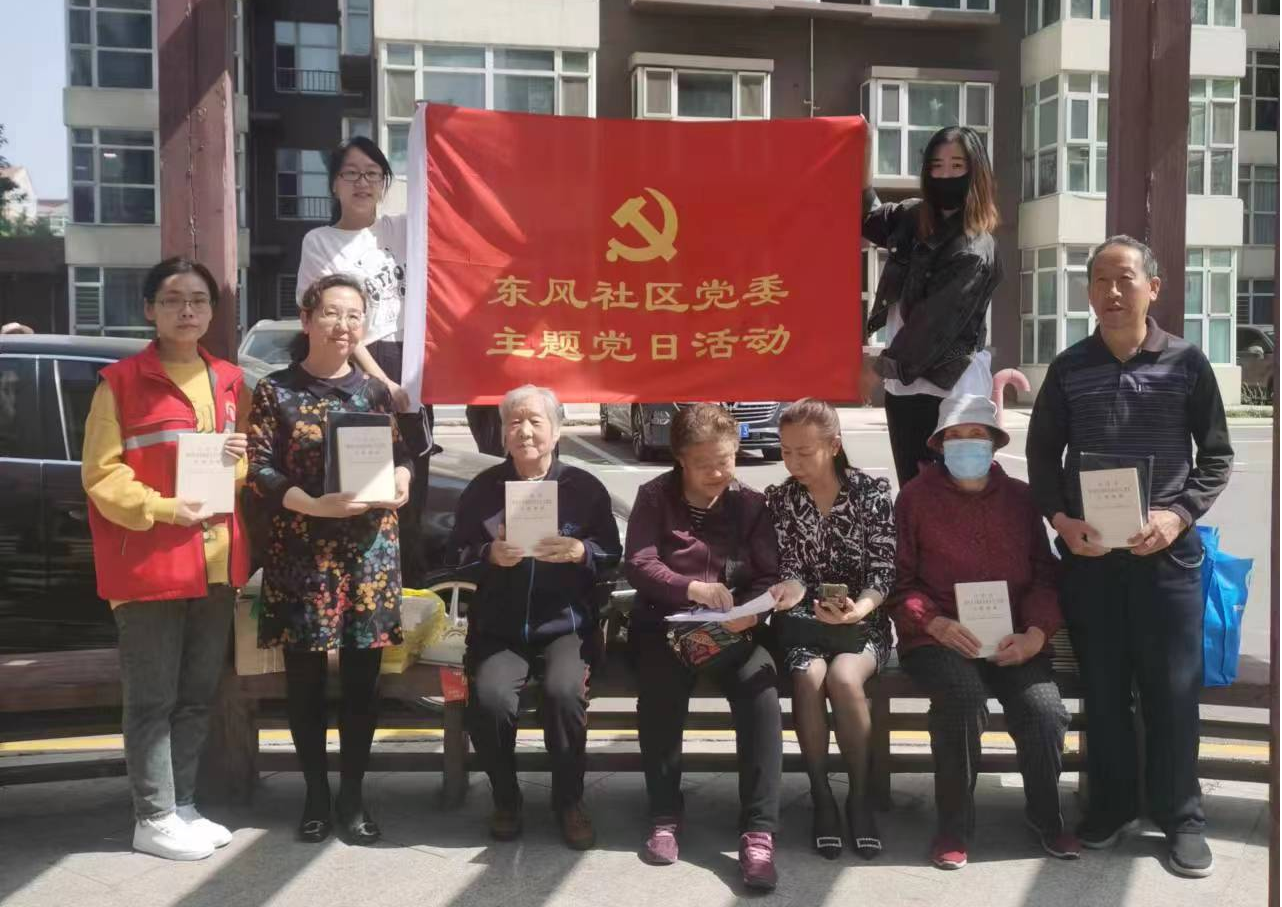 微风送书香——太原万柏林街道东风社区开展凉亭宣讲党的二十大精神活动