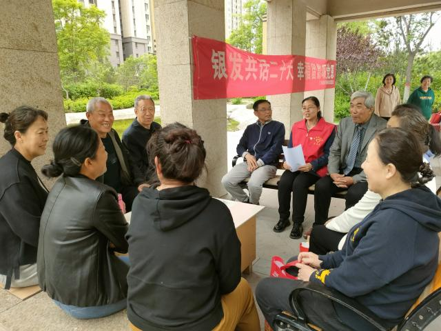 太原尖草坪区丰颂苑社区：银发共话二十大幸福留影颂党恩