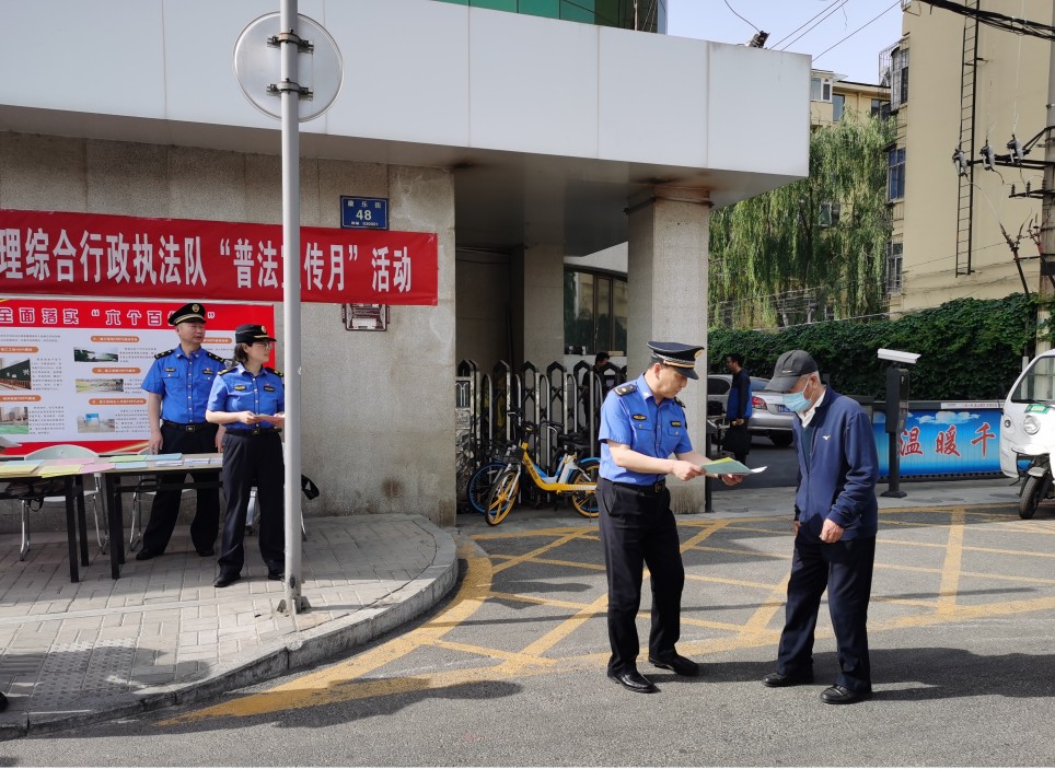 太原城管执法人员走进建筑工地宣传《信访工作条例》