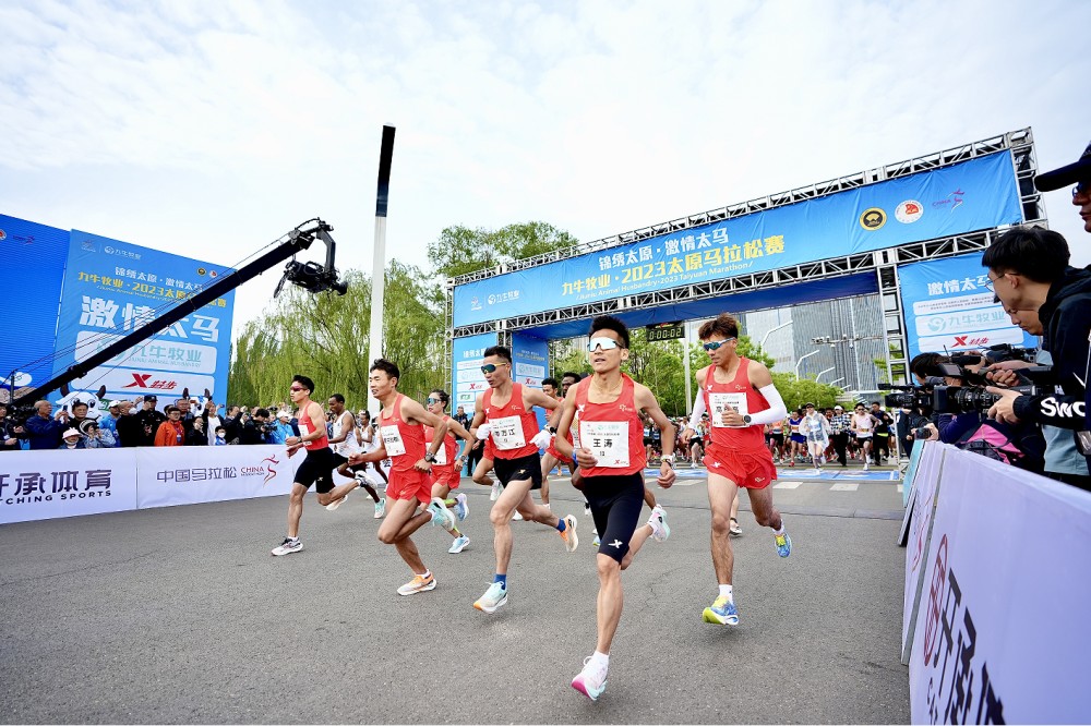 2023太原马拉松赛激情开跑