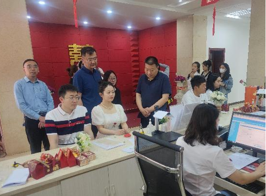 太原万柏林区民政局：“520”为爱加班“不打烊”