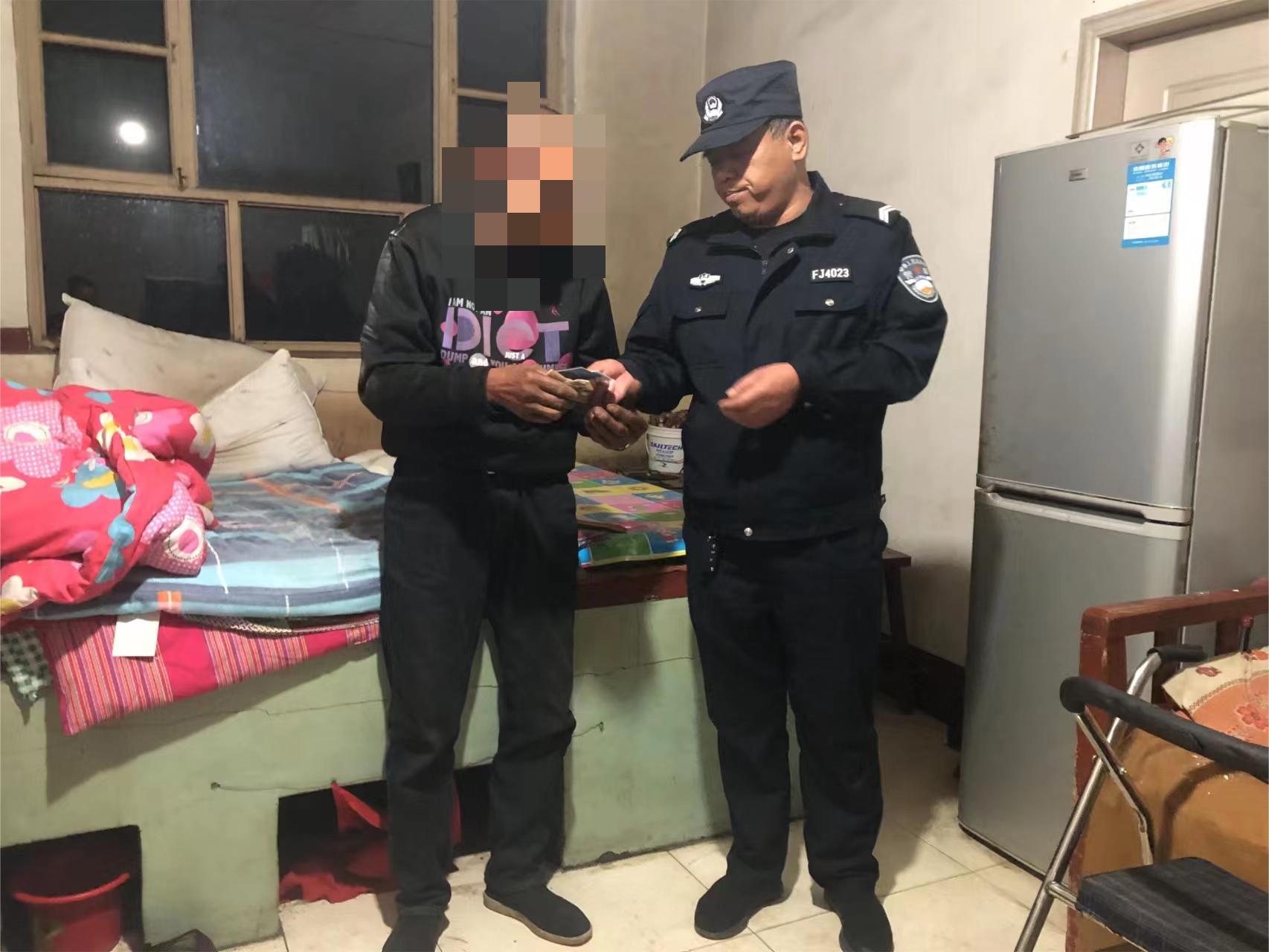 山西介休公安城关所：民警暖心护送老人安全回家