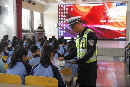 临汾吉县公安交警进学校开展交通安全知识讲座