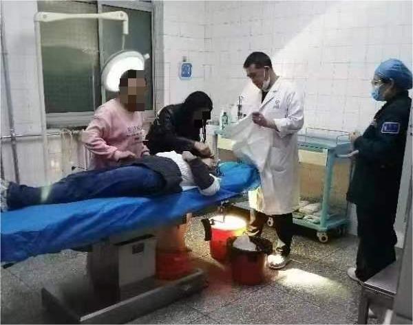 暖心 ! 女学生摔倒受伤，山西榆社巡逻民警及时救助