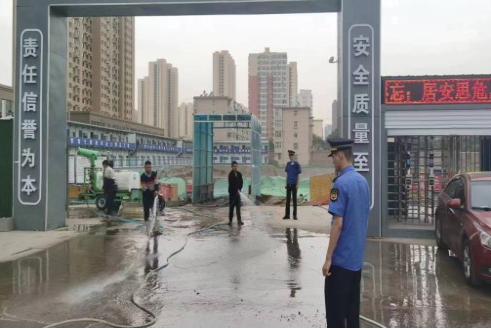 太原万柏林区环卫执法中队开展雨天道路整洁工作