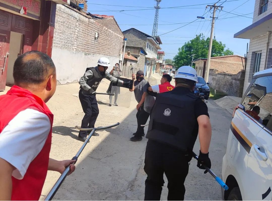 临汾古县公安局南垣派出所联合郭店小学开展反恐防暴演练活动