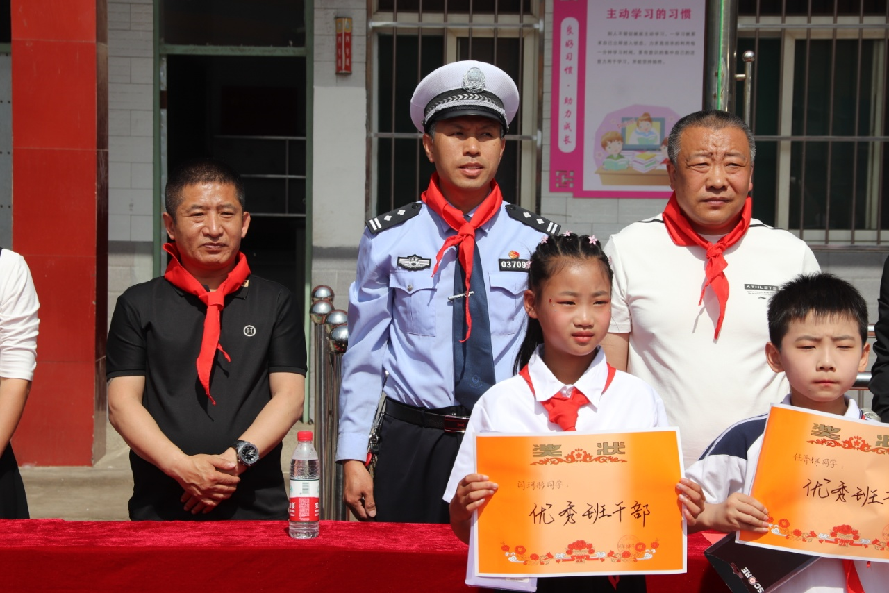 山西灵石交警“六一”儿童节开展交通安全进校园活动
