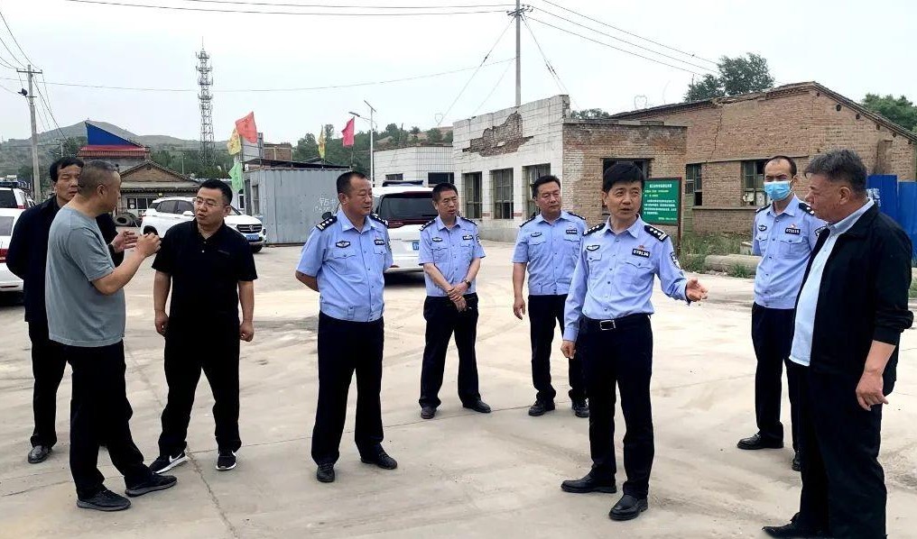 忻州市公安局交警支队深入忻府区道路交通安全隐患路段现场办公