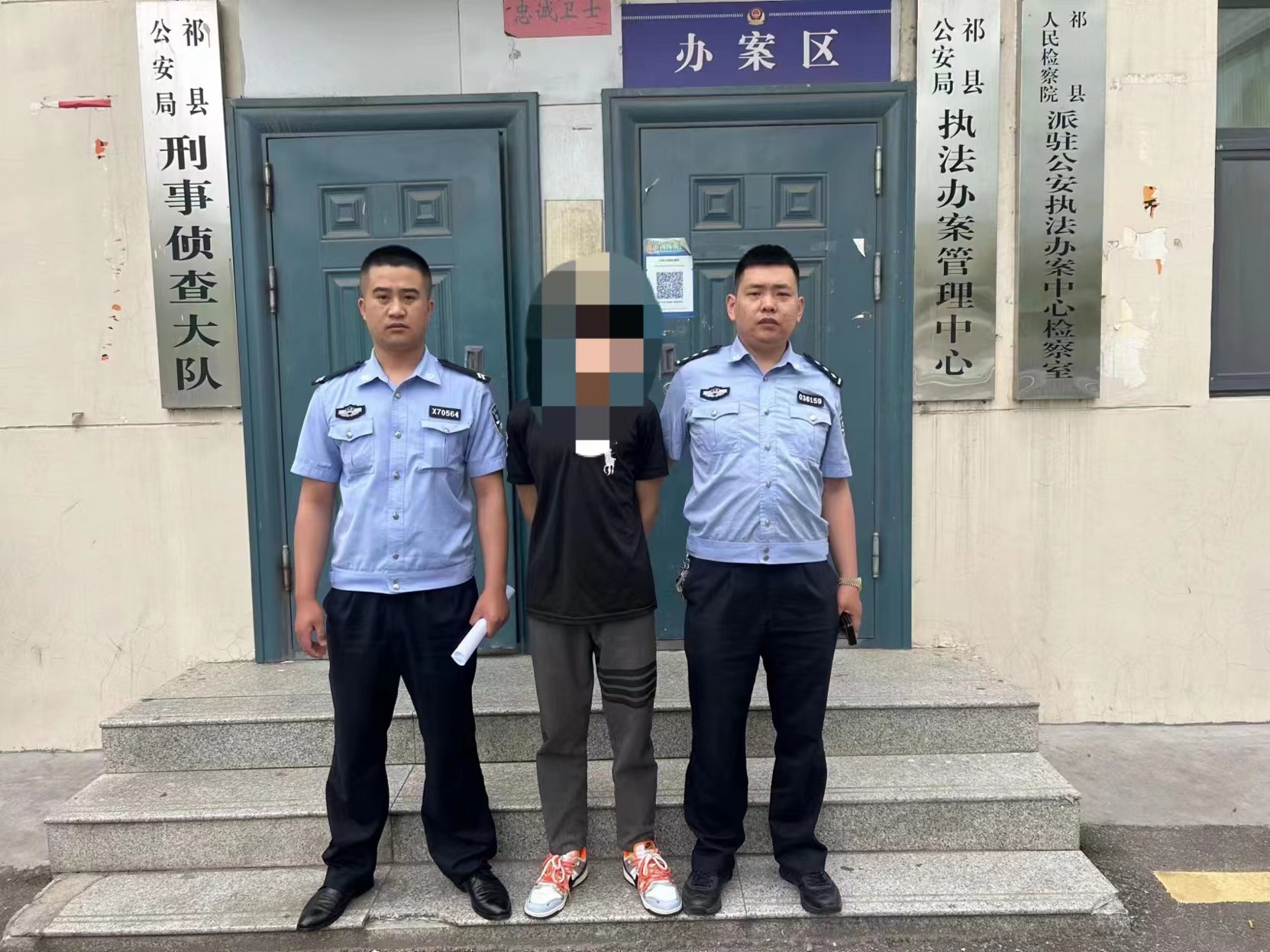 山西祁县：门缝中的“鼓上蚤”