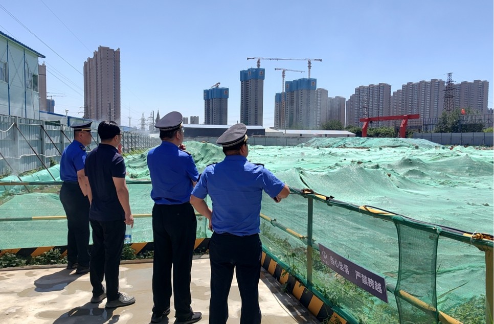 太原市城管执法队：全面排查扬尘隐患  开展扬尘治理大督查