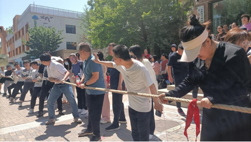太原万柏林区建机巷社区举办“青春无悔  激情无限”拔河比赛活动