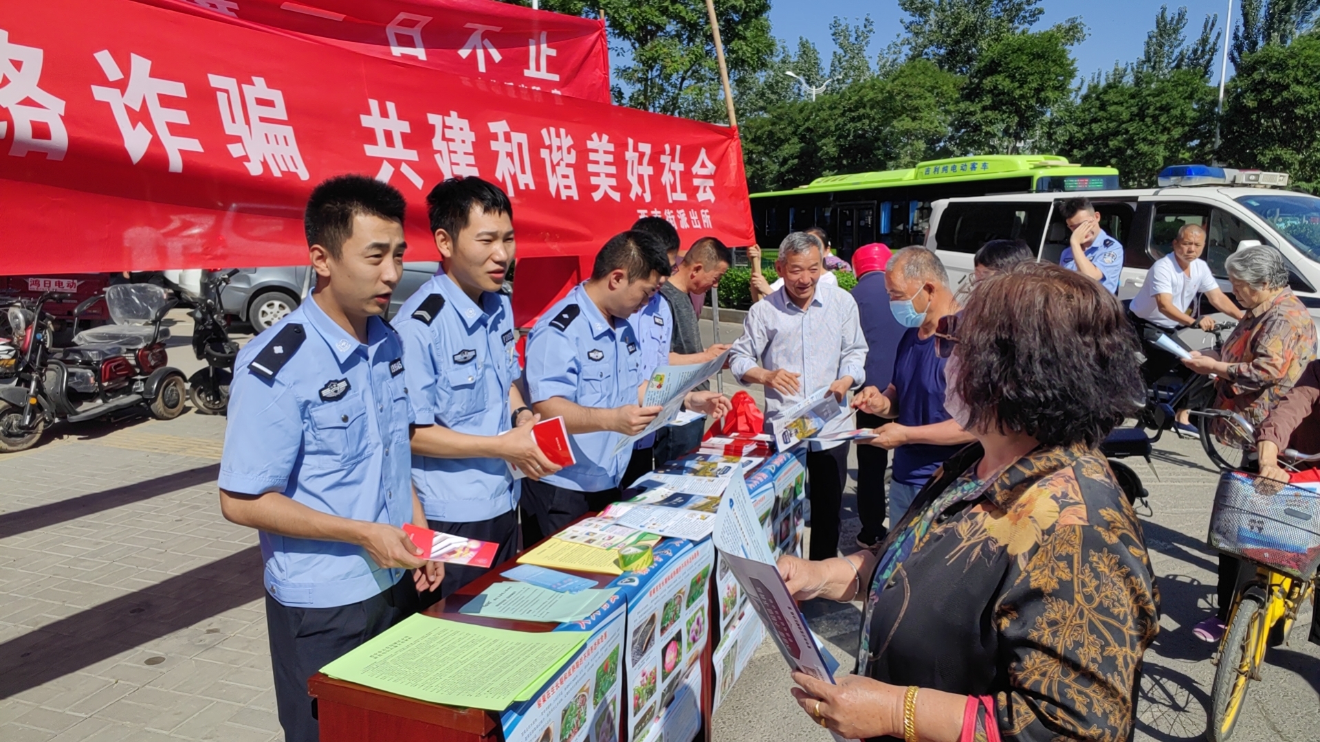 山西晋中城区公安开展普法宣传“赶”庙会活动