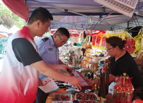 临汾安泽公安：禁毒宣传进集市  无毒家园齐守护