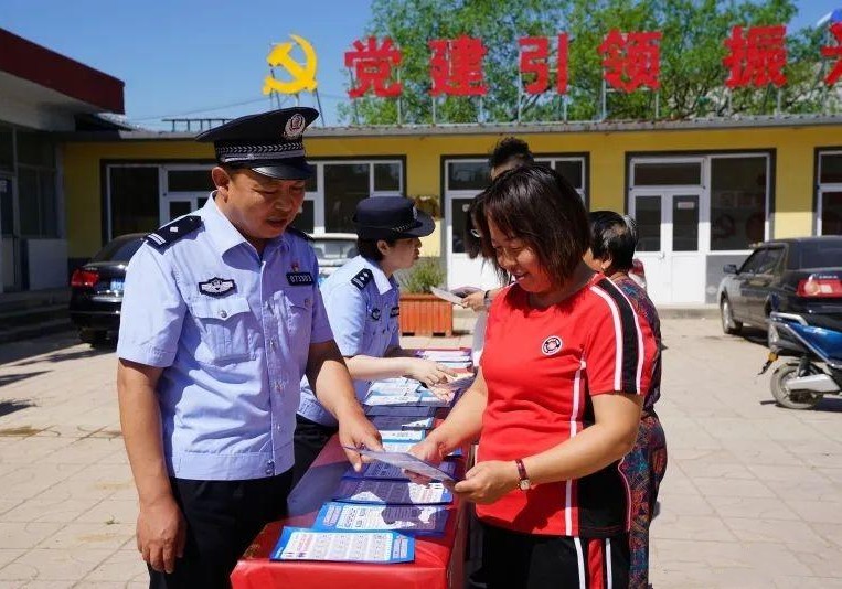 忻州市公安忻府分局兰村中心派出所深入辖区开展禁毒反诈宣传活动