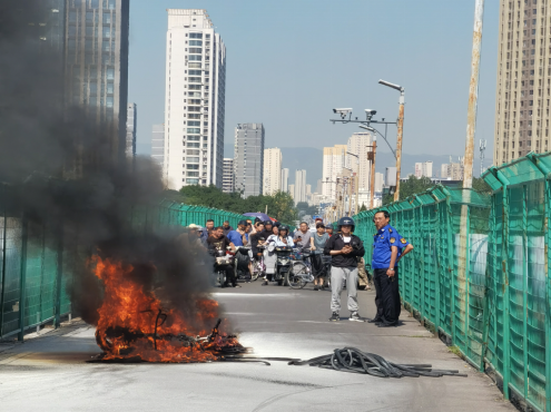 太原市城管执法部门及时处置一起火灾事件