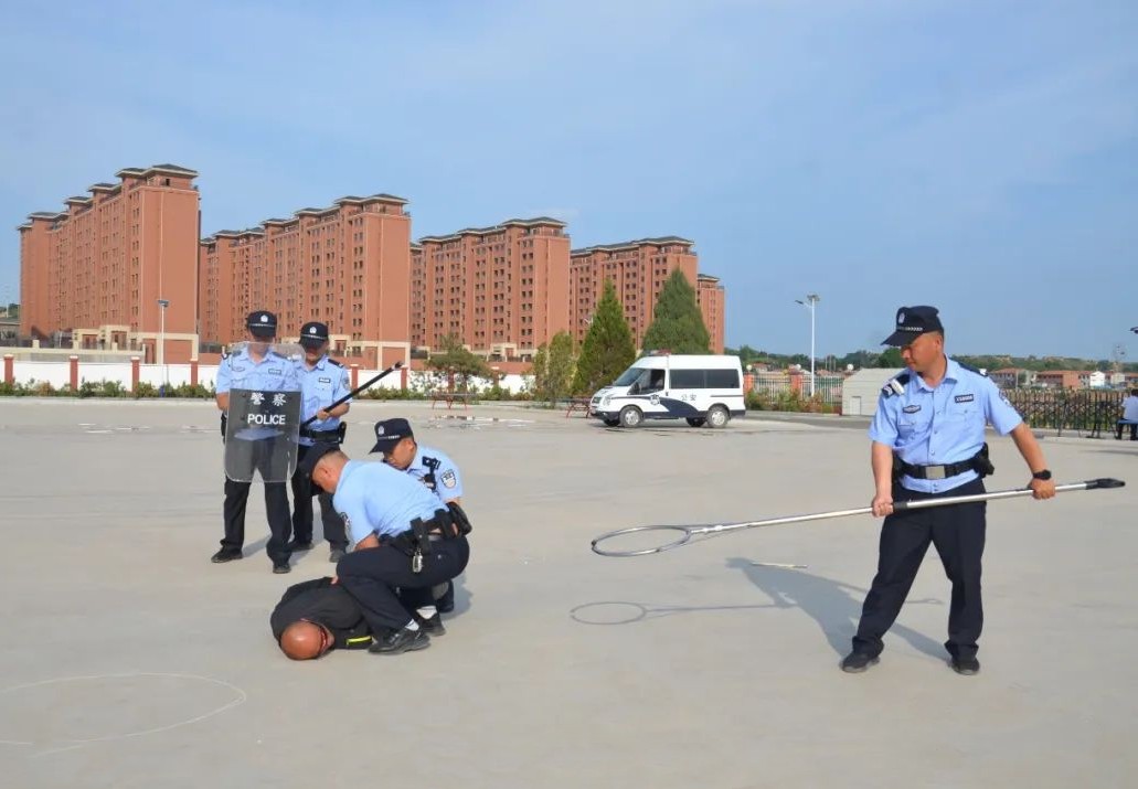 以“演”筑防 以“练”备战 ———长治沁县公安局开展反恐防暴应急演练