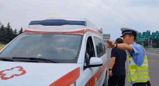 山西交警的这些瞬间，好暖！
