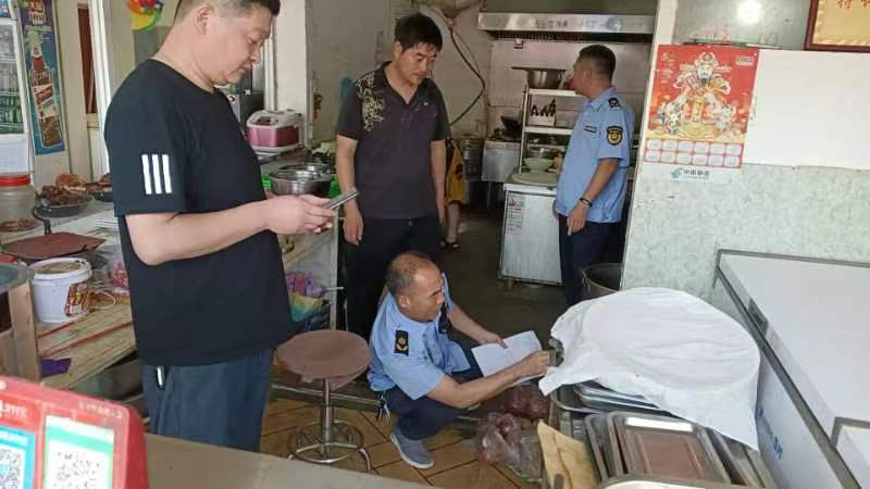 河南邓州:腰店镇综合执法开展安全检查  助力优化营商环境