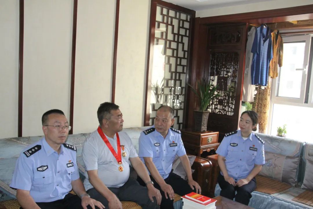 临汾公安霍东分局慰问光荣在党50年老党员