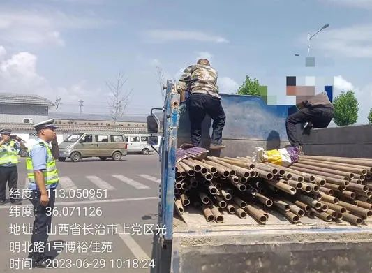 长治市夏季交通安全整治：如此“坐”车，真危险