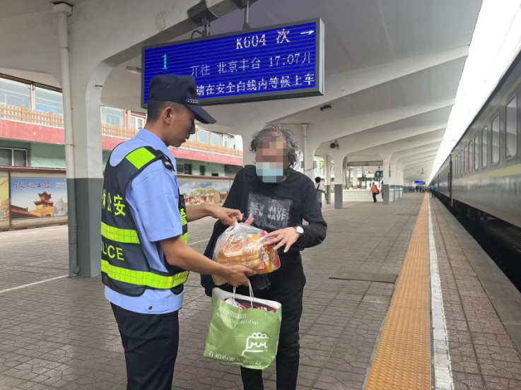 山西介休公安东南所：暖心救助流浪汉  助力踏上回家路