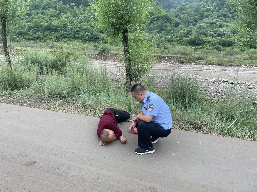 长治沁源：男子酒后醉卧路边，巡逻民警暖心救助