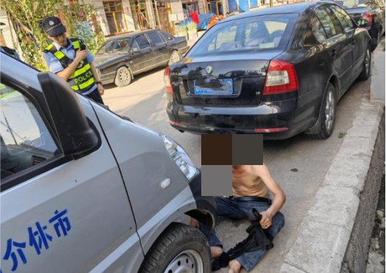 山西介休公安龙凤所：男子醉酒躺路边，民警救助送回家