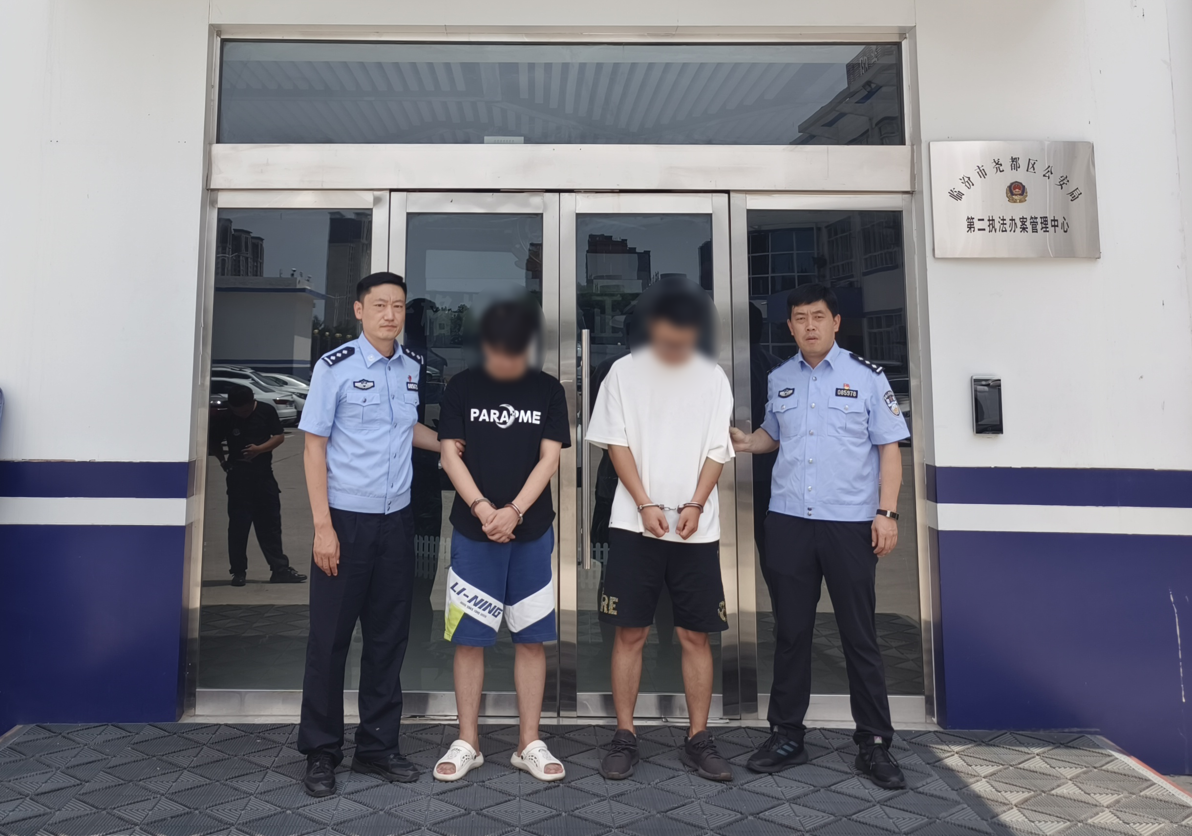 【夏季行动】临汾尧都区：两名男子散发“涉黄”卡片被抓现行