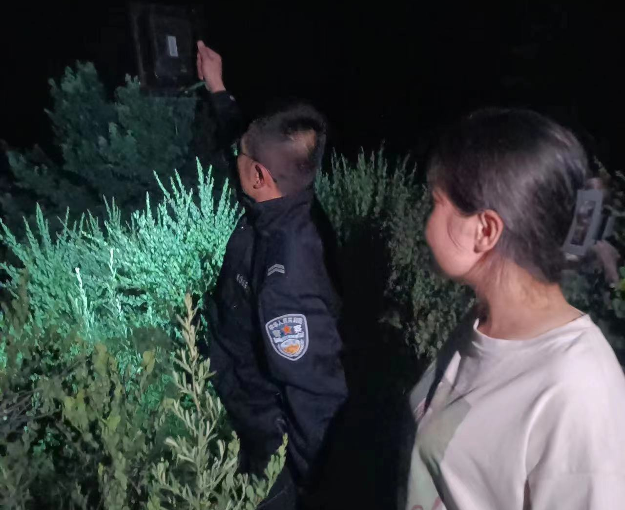 长治沁源县：民警救助暖人心，警灯照亮回家路