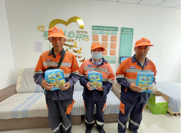 太原万柏林区和平街道为环卫工人“送清凉”