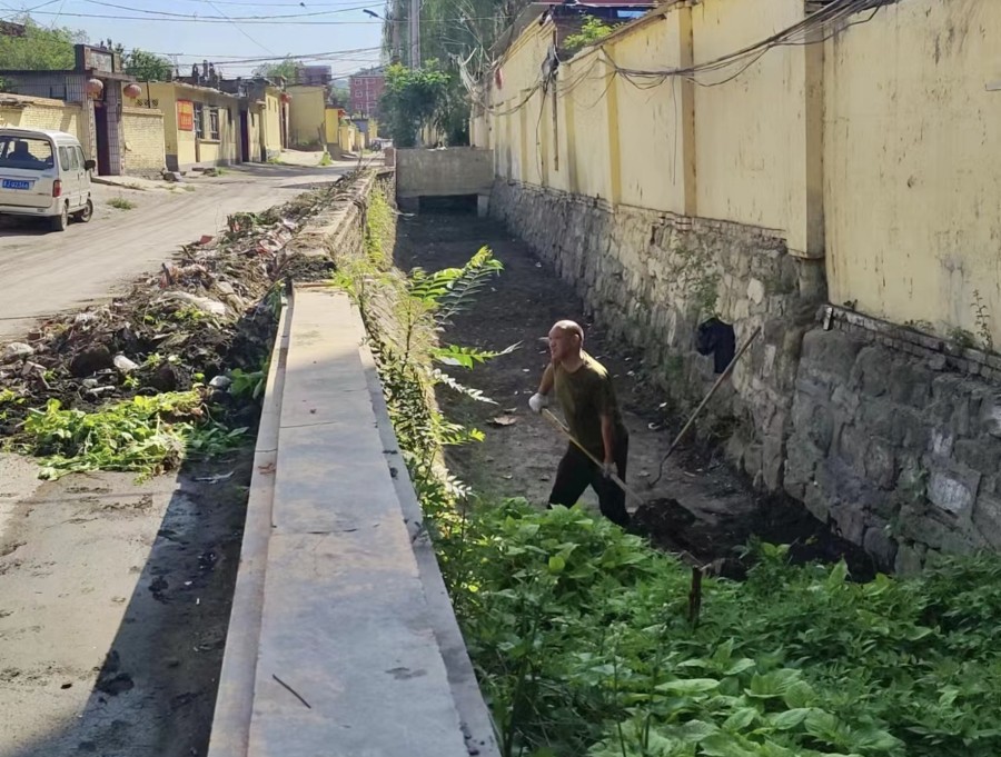 太原古交市梭峪乡炉峪口村：清理杂草美化环境