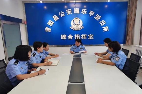 山西昔阳公安局乐平派出所社区民警学习《无犯罪记录证明》开具相关文件