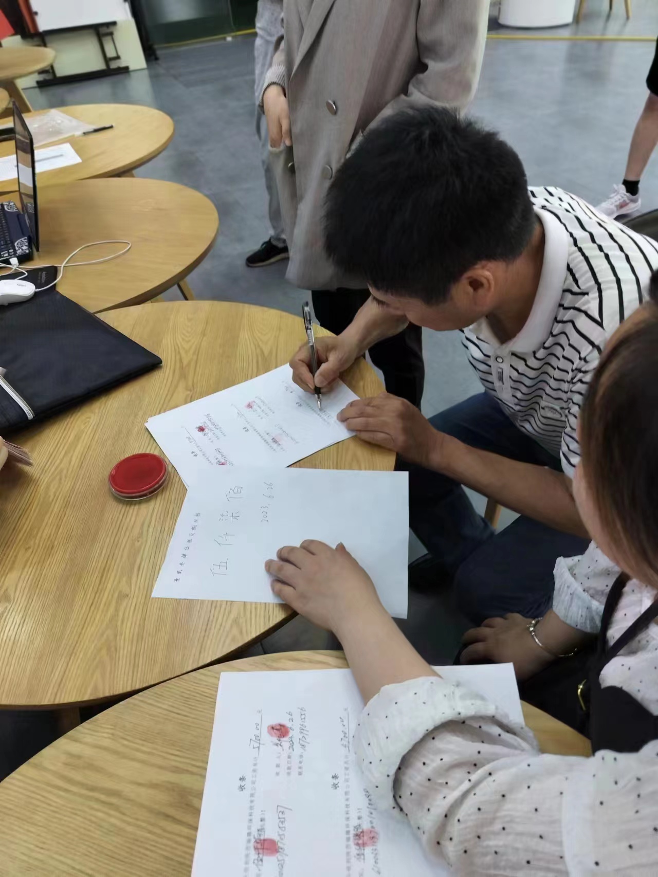 开门会客解民忧暖心警务显真情——西安公安鄠邑分局沣京路派出所帮助辖区农民工追回1