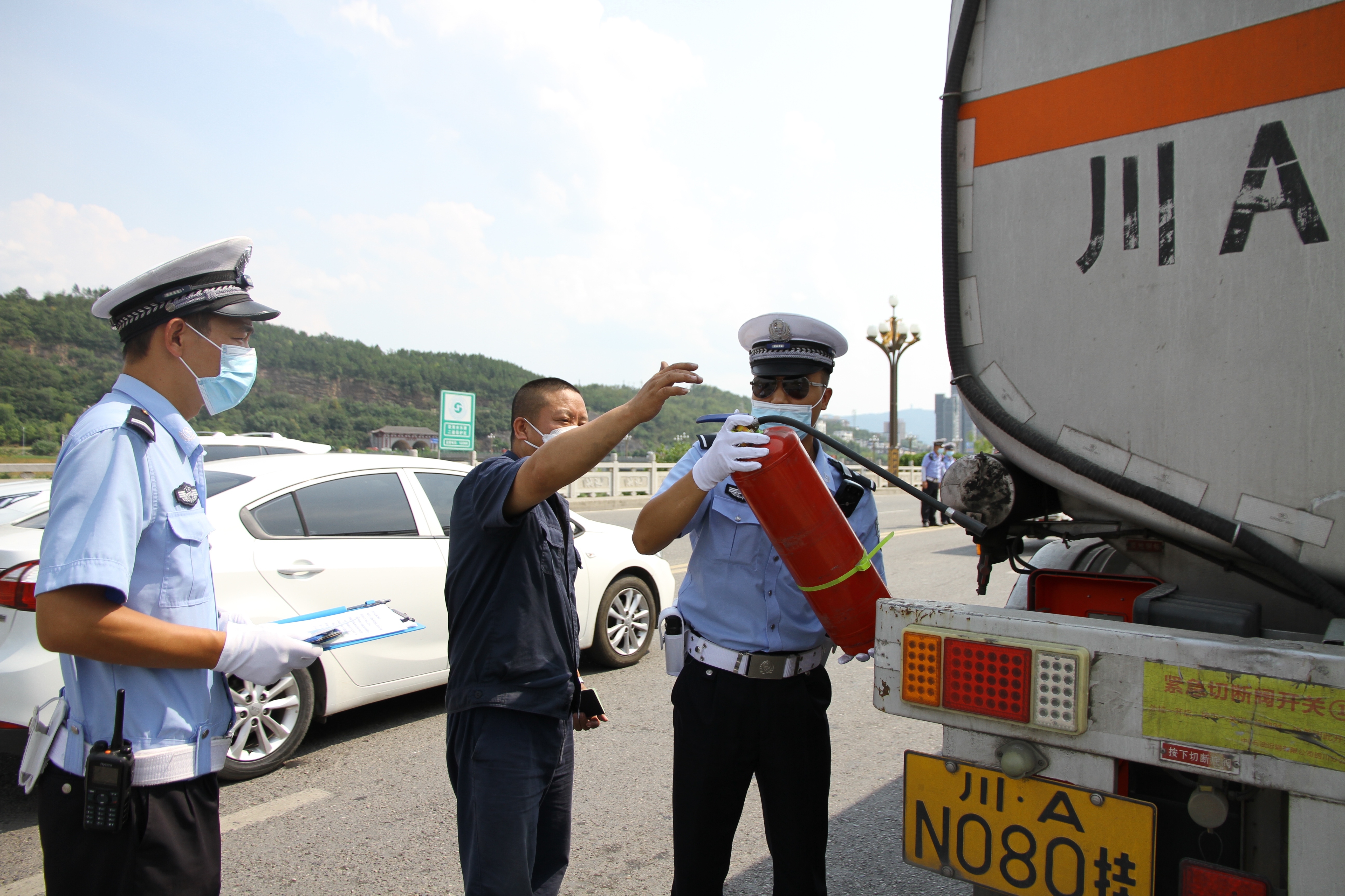 民警检查危化品安全设施.JPG