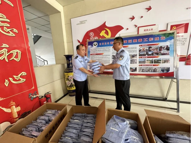 长治潞城公安分局：关心关爱民辅警  配发警用被装