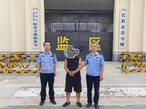 这个男子有点“贼”！