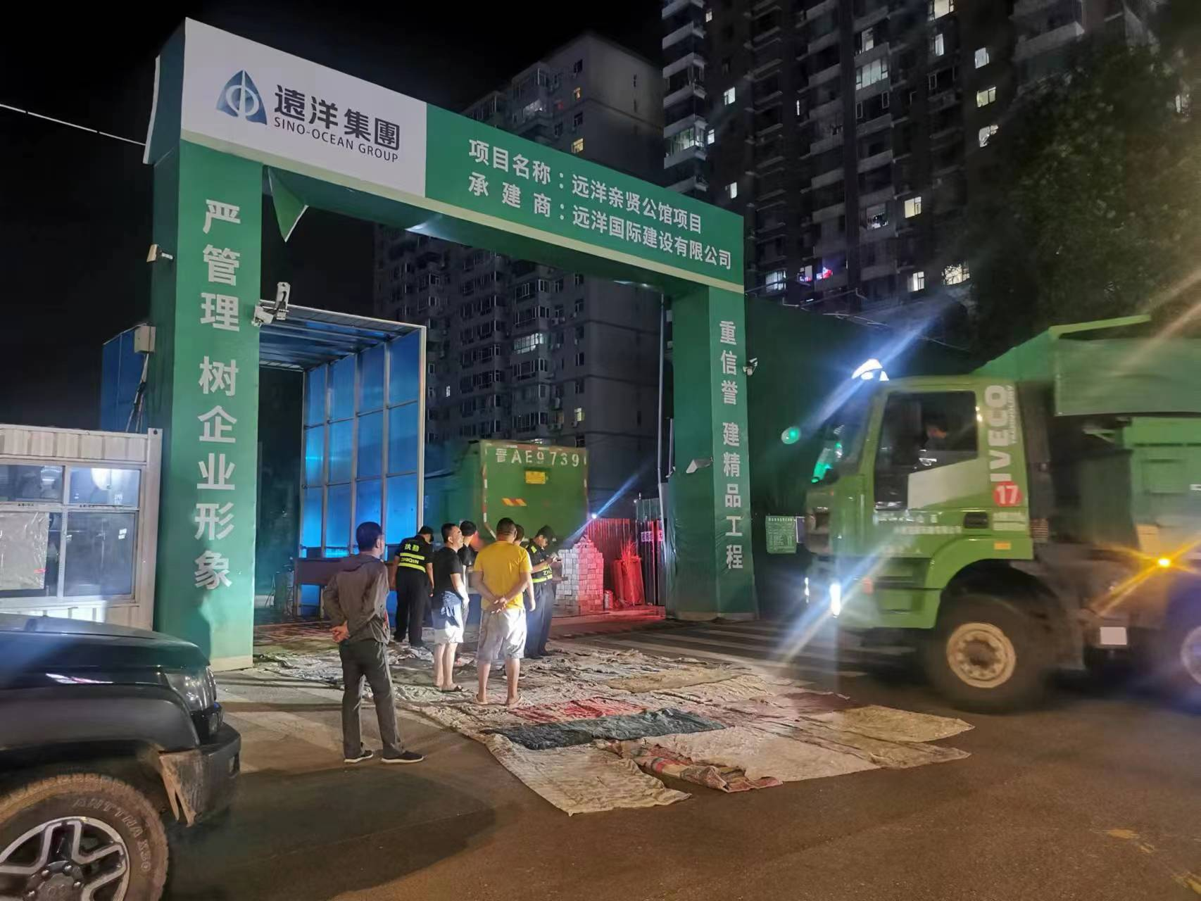 太原市城乡管理综合行政执法队严查建筑工地带泥上路污染路面违法行为