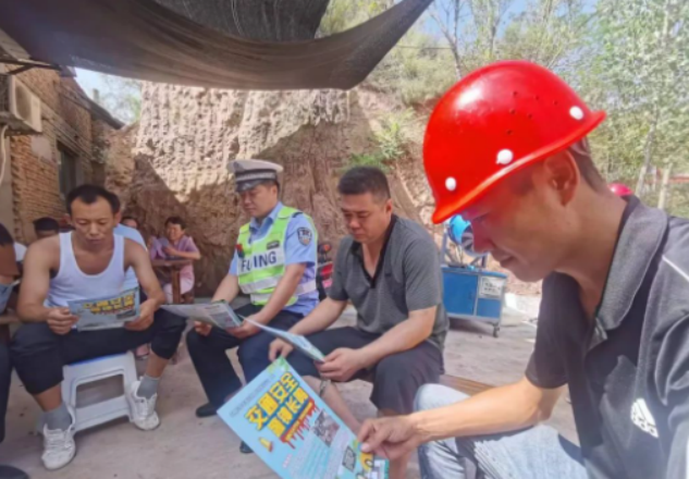 临汾公安交警走进辖区建筑工地针对进城务工人员开展交通安全宣传教育活动