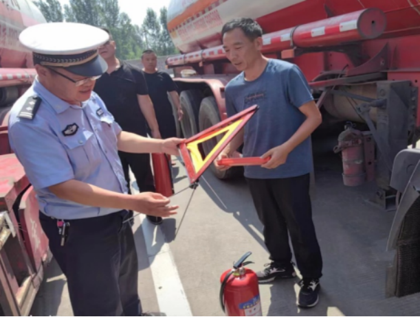 临汾公安局交警支队直属五大队走进辖区货运企业开展夏季交通安全警示教育活动