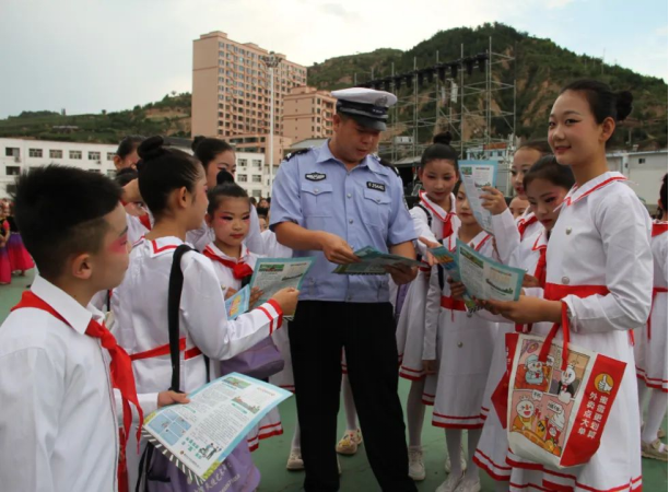 临汾公安交警走进辖区居民娱乐广场文化消夏晚会现场开展夏季交通安全主题宣讲活动