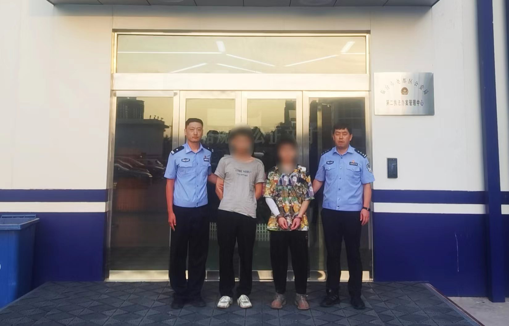 【夏季行动】4人深夜散发“涉黄”卡片  被临汾尧都警方抓现行！