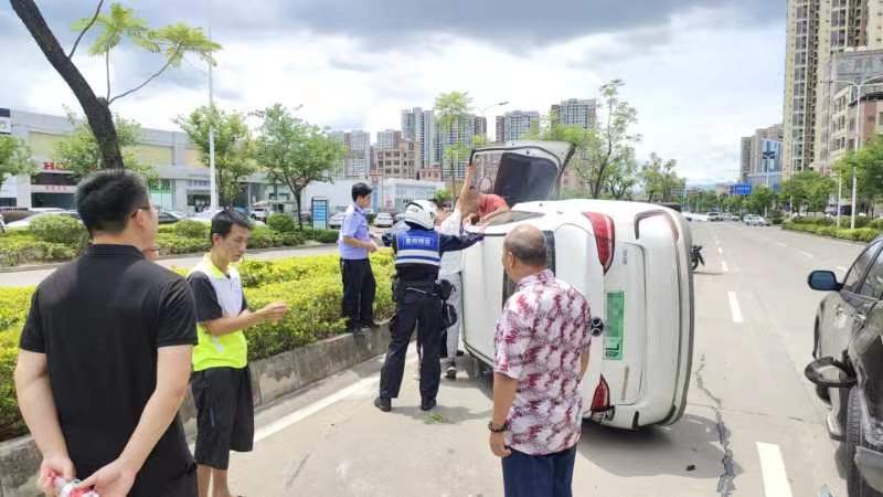 广东惠州惠阳：警民齐心救助侧翻小车被困驾驶员