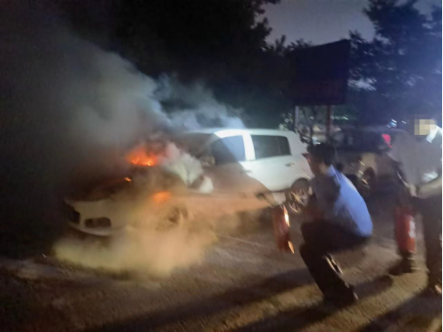 长治壶关：危急时刻！民警控制火情，消防将火扑灭