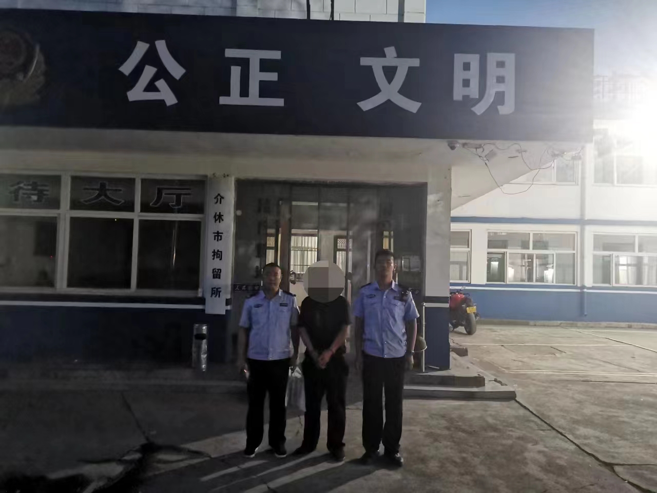 山西介休公安城关所：执法权威不容挑衅  勿让载货变为“载祸”