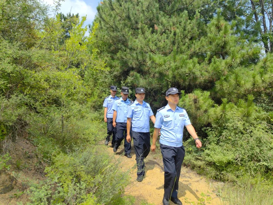 长治上党南宋：枫“警”守护山村静谧祥和