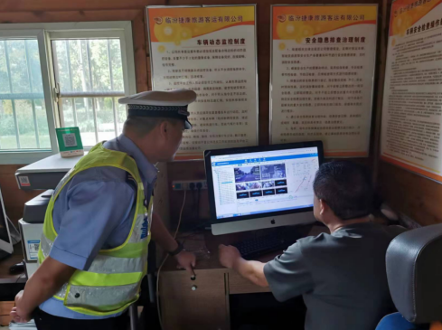 临汾公安交警支队直属五大队走进辖区客运企业开展交通安全警示教育活动，守好源头“安